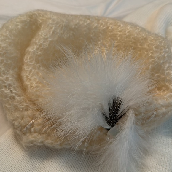 Cream scarf with hat and wool beret with feather - Picture 2 of 9